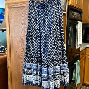 Coldwater Creek size small women’s skirt RN 98516  100% cotton navy white